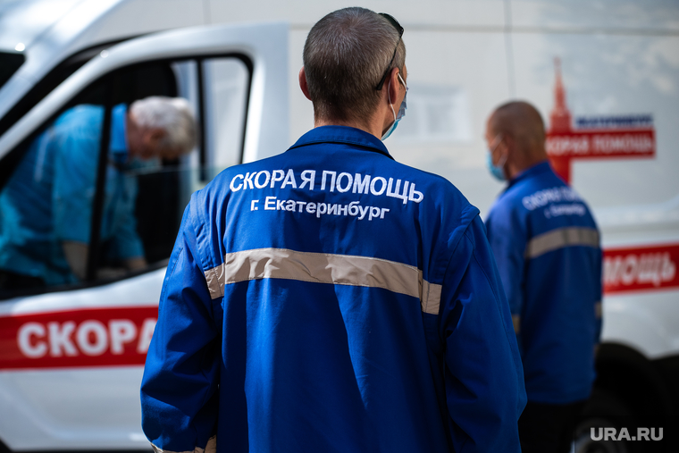 Передача автомобилей Скорой медицинской помощи бригадам медиков. Екатеринбург, неотложка, красный крест, медицина, здравоохранение, медицинская помощь, медицинский работник, неотложная помощь, медики, машина скорой помощи, коронавирус, covid, скорая помощь