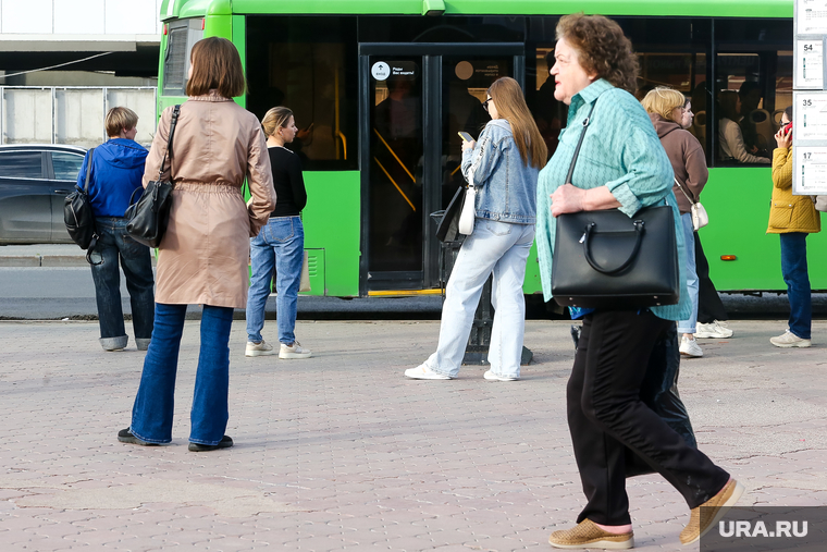 Автобусы. Тюмень, остановка, автобусная остановка, автобус, общественный транспорт, остановка автобусная