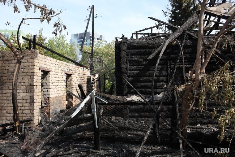 Район ночного пожара по ул Хабаровская,2. Тюмень , сгоревший дом, после пожара, крт