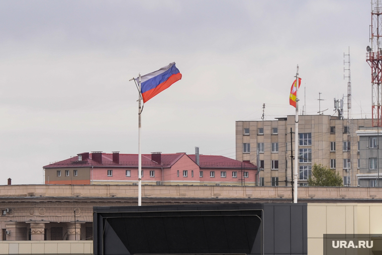 Флаг РФ после сильного ветра. Челябинск, флаг рф, стяг
