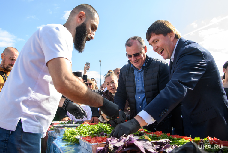 Алексей Орлов и Алексей Шмыков готовят шаурму