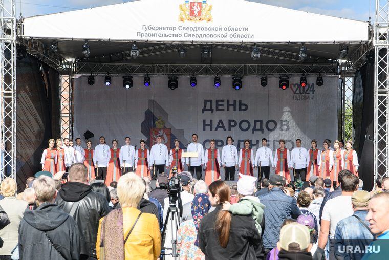 Сначала была официальная церемония — с речами и награждениями