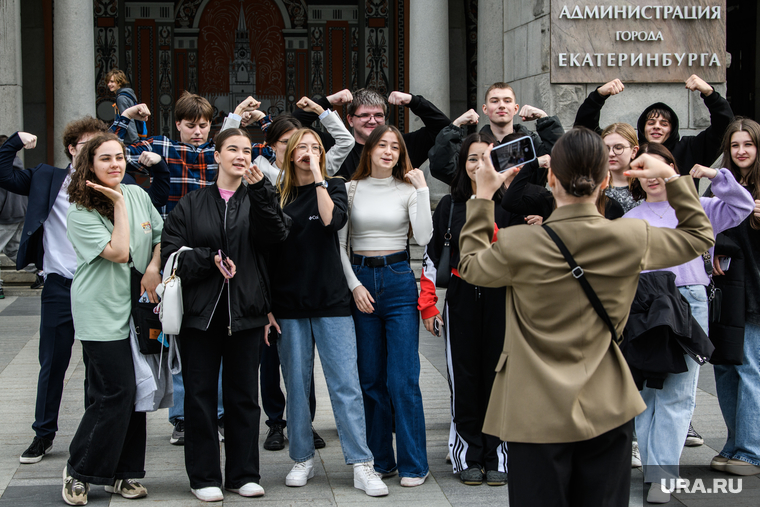 Некоторые группами фотографируются на память