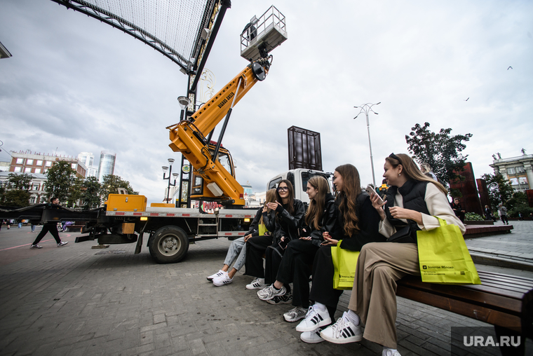 Школьники и студенты на городских улицах в День знаний. Екатеринбург , студентки, подъемник, улица вайнера, золотое яблоко