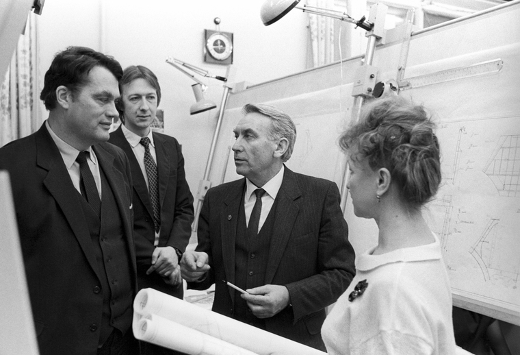 Академик Игорь Спасский (в центре) среди сотрудников в 1989 году