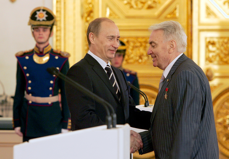 Владимир Путин и Игорь Спасский во время торжественной церемонии вручения Государственной премии за 2006 год в области литературы и искусства, науки и технологий