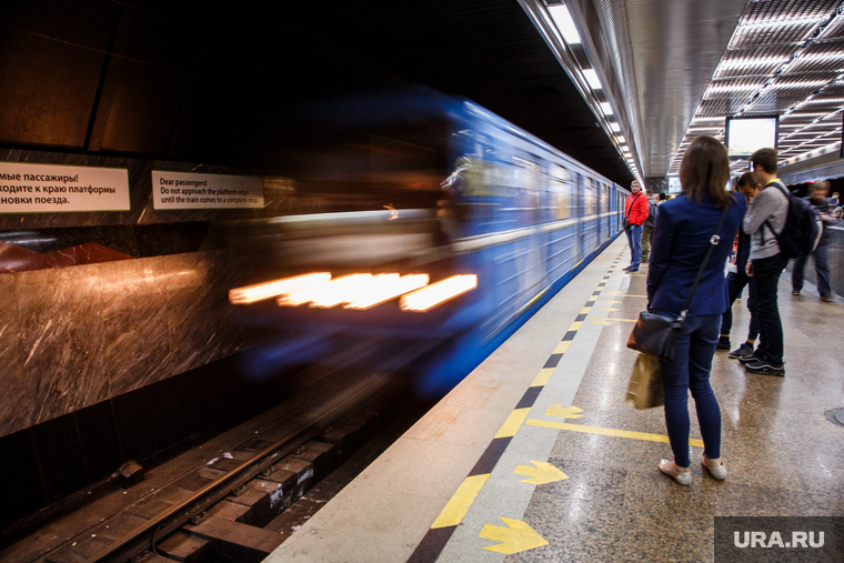 Екатеринбургский метрополитен. Екатеринбург, общественный транспорт, метро, метрополитен, прибытие поезда, геологическая станция, пассажир