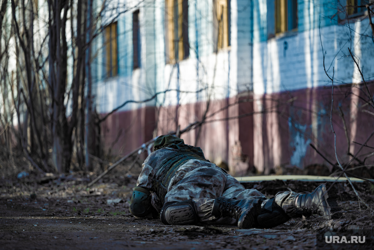 Военно-тактическая подготовка гражданского населения на полигоне. Пермь, тренировка, противостояние, боевики, война, подготовка, конфликт, вооруженные силы, бойцы, вооруженные люди, вооруженный человек, кирпичный дом, весна, солдат, мобилизация, вс рф, сво, наемники, военный, бойцы сво