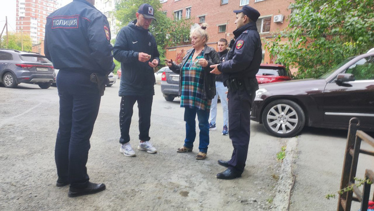 Подозреваемую увезли в отделение полиции