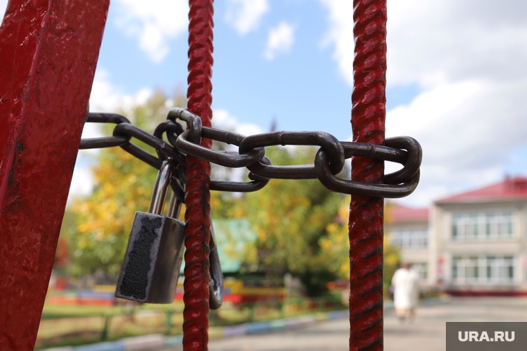 Детский сад в п. Вороновка, по улице Урожайная, 147. Курган, детский сад, замок, забор, вороновка, улица урожайная 147, закрытый детский сад, железный забор