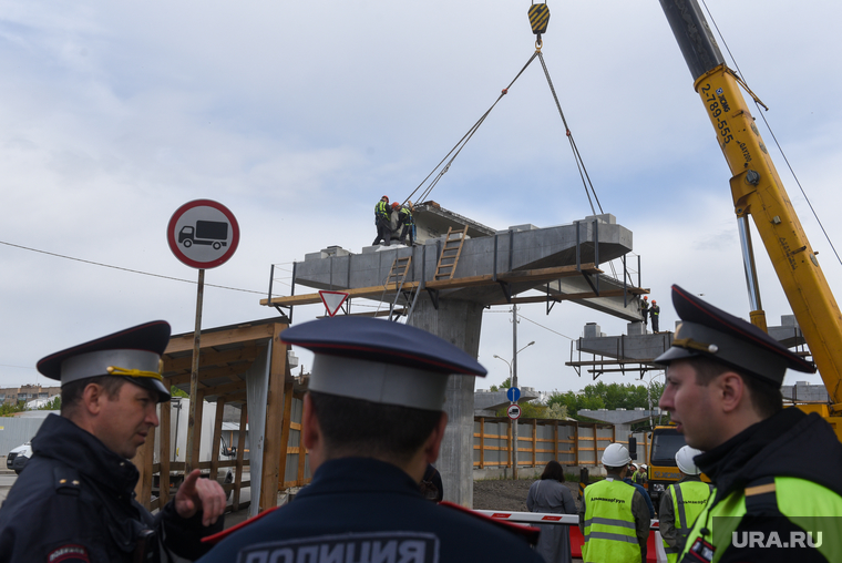 Установка балки моста. Екатеринбург, строители, путепровод, строительство моста, опоры моста, стройка, развязка у калины