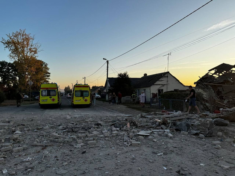 Осколками снарядов посечены автобус и три автомобиля