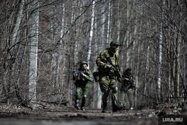 Военно-тактическая подготовка гражданского населения на полигоне. Пермь, тренировка, автомат калашникова, противостояние, боевики, военные, солдаты, оружие, вооружение, война, подготовка, ак, конфликт, вооруженные силы, бойцы, вооруженные люди, вооруженный человек, весна, строй, солдат, мобилизация, сво, наемники, военный, бойцы сво, ак 74, боевой порядок