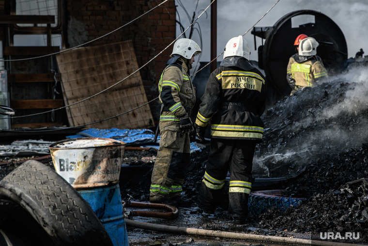 Пожар на окраине Уралмаша. Екатеринбург , мчс, дым, пожар, покрышки, тушение огня, огонь, сотрудники мчс, чс, возгорание, покрышки автомобильные, пожарные