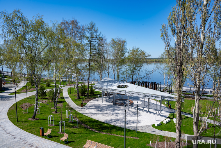 Весна в городе. Пермь, сквер, деревья, тепло, площадка, город, солнечный день, река, набережная, зелень, зелень в городе, тепло в городе, кама, безоблачная погода, безоблачный день, солнечная погода