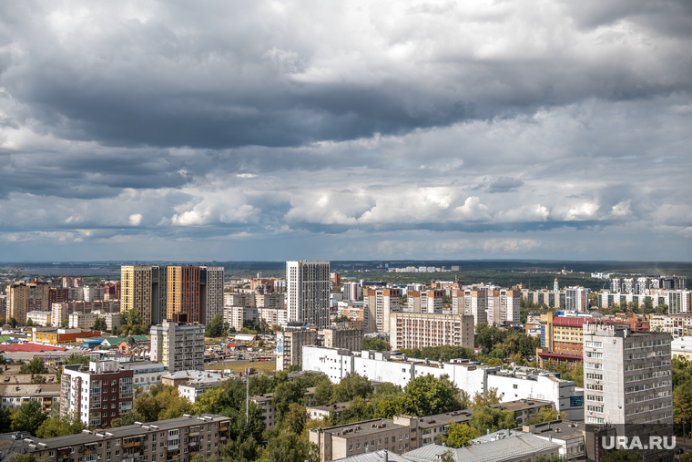 Виды города. Пермь, вид города с высоты, облака над городом, жилой микрорайон