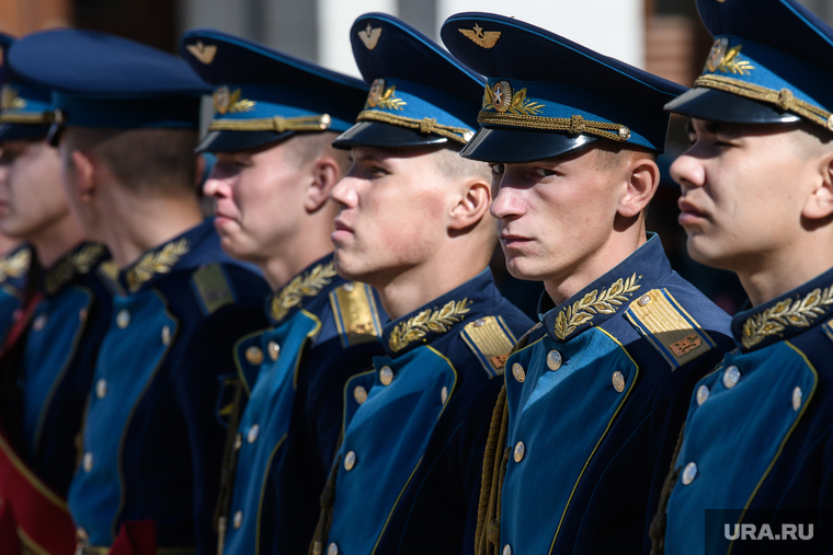 Гроб с телом героя сопровождал почетный эскорт