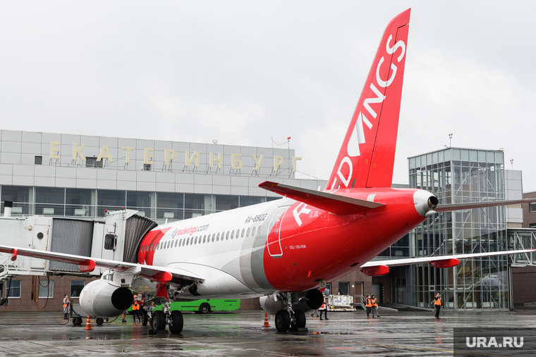 Подготовка рейса авиакомпании Red Wings Екатеринбург-Саратов. Екатеринбург, ред вингс, сухой суперджет, ssj100, sukhoi superjet100, авиакомпания red wings, ssj100-95b