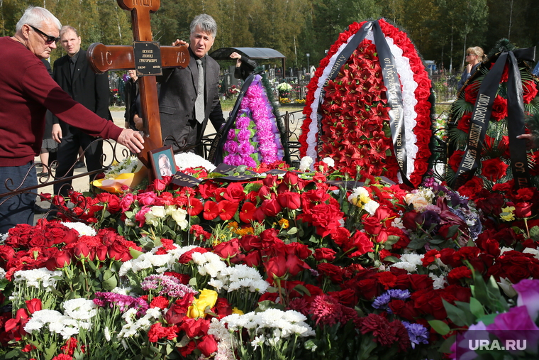 Кладбище, прощание с Окуневым. Тюмень, похороны окунева, могила окунева