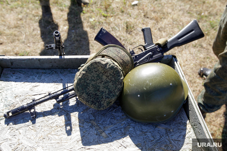 Тренировка добровольцев перед отправкой в Украину. Свердловская область, милитари, каска, автомат, калашников, армия, оружие, война, добровольцы, спецоперация, чвк, сво, наемники
