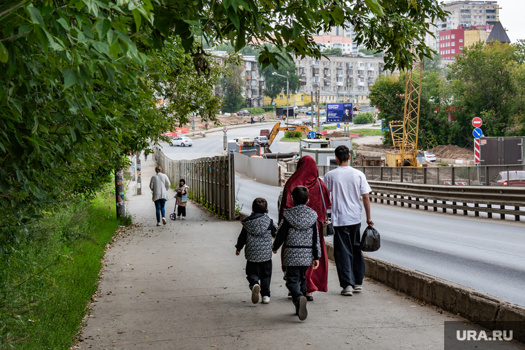 Детали города. Пермь, тротуар, мигранты, семья, деревья, листва, лето, таджики, дети, переезд, дорога, узбеки