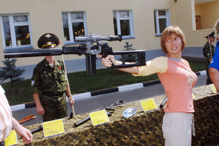 Ирада Зейналова во время военно-патриотической акции «Первый в армии!» в Софринской бригаде оперативного назначения внутренних войск МВД России 26 августа 2007