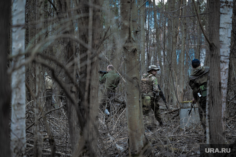 Военно-тактическая подготовка гражданского населения на полигоне. Пермь, тренировка, противостояние, боевики, военные, солдаты, лес, война, подготовка, конфликт, вооруженные силы, тайга, бойцы, зеленка, вооруженные люди, вооруженный человек, весна, солдат, мобилизация, вс рф, сво, наемники, военный, бойцы сво