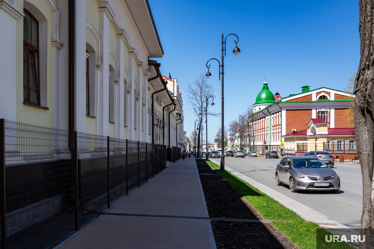 Весна в городе. Пермь, автомобили, тротуар, пешеходы, тень, тепло, город, солнечный день, дорога, тепло в городе, безоблачная погода, безоблачный день, автомобилисты, солнечная погода