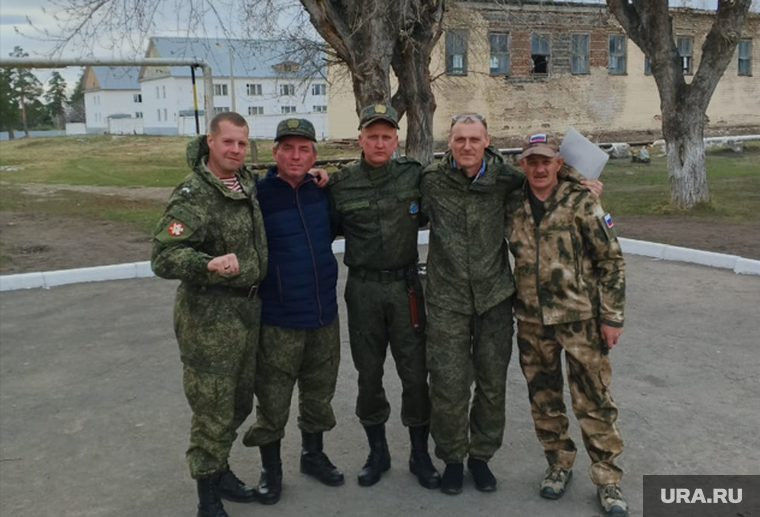 Каждые три дня Игорь Самойлов (крайний справа) вместе с товарищами отправлялся на передовую