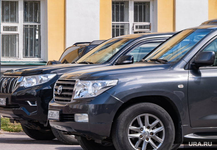 Теплые деньки июня. Пермь, торговая тележка, тротуар, иномарка, toyota, автомобиль, тойота, нарушение пдд, внедорожник, автомобили, парковка, toyota land cruiser, крузак