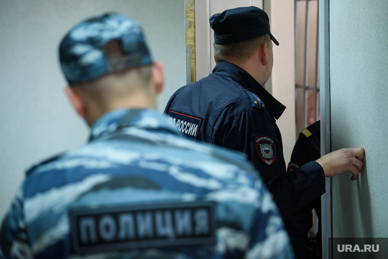 Избрание меры пресечения правозащитнику Алексею Соколову. Екатеринбург , полицейские, коридор суда, полиция, суд, конвой, судебное заседание