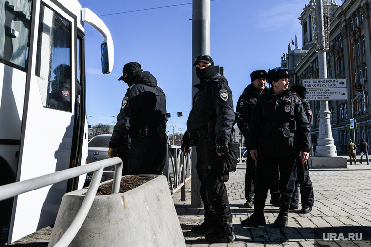 Рейд по проверке документов у ТРЦ Пассаж. Екатеринбург, рейд полиции