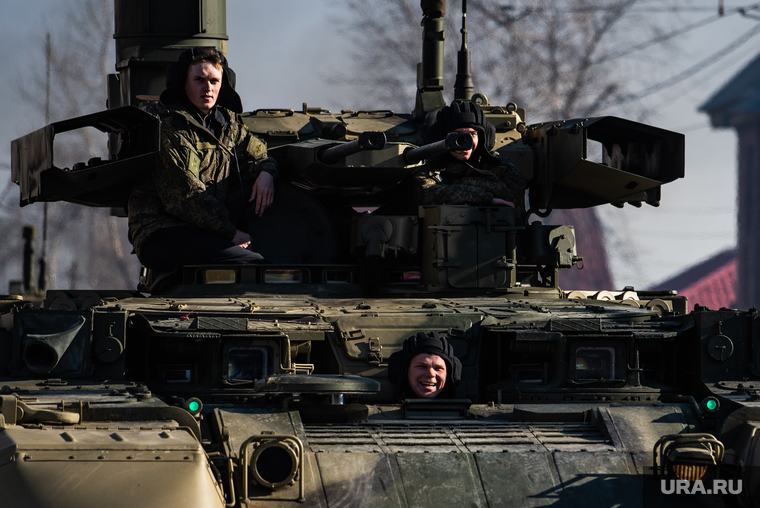 Первая тренировка механизированной колонны к параду Победы. Екатеринбург, репетиция парада, колонна военной техники, бмпт-2 терминатор