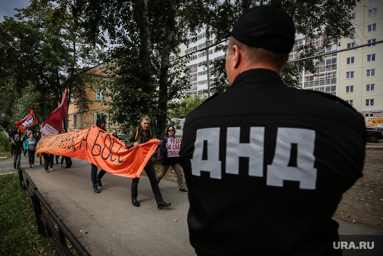 Шествие и митинг в поддержку мигрантов. Екатеринбург, днд, дружинник, охрана порядка
