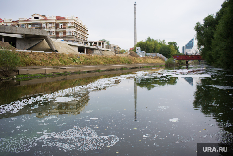 Цветная вода у полпредства. Екатеринбург, загрязнение среды, река исеть, выбросы, сброс нечистот, экология