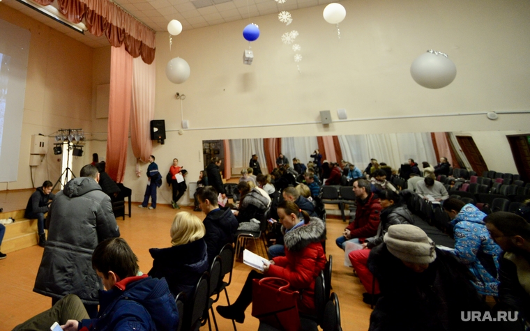 Приём заявок на поступление в первый класс в школах Екатеринбурга, актовый зал, экран, черно белое кино, чб кино, добро пожаловать или посторонним вкход воспрещен