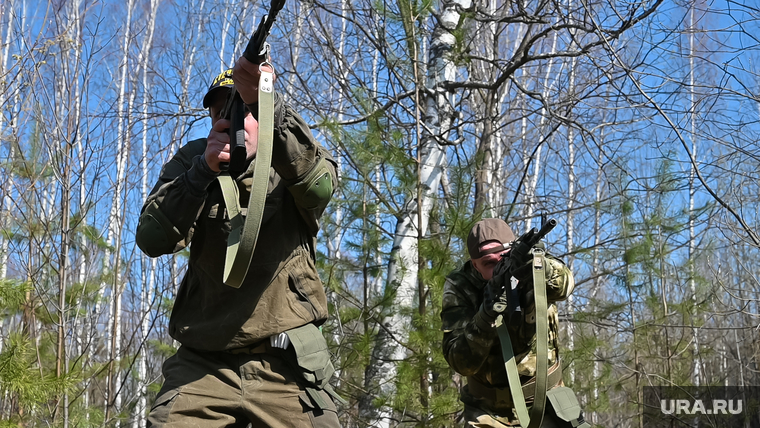 Военно-тактическая подготовка гражданского населения на полигоне. Пермь, тренировка, автомат калашникова, противостояние, военные, солдаты, лес, оружие, вооружение, война, подготовка, ак, конфликт, вооруженные силы, тайга, зеленка, вооруженные люди, вооруженный человек, весна, солдат, мобилизация, сво, военный, ак 74