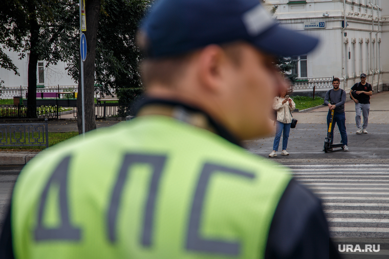 Проверка соблюдения пользователями самокатов правил движения по городу. Екатеринбург , пешеходный переход, зебра, рейд, гибдд, инспектор дпс, электросамокат
