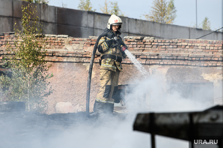 Пожар на окраине Уралмаша. Екатеринбург , мчс, дым, пожар, покрышки, тушение огня, огонь, сотрудники мчс, чс, возгорание, покрышки автомобильные, пожарные