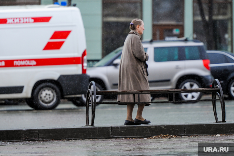 Пустой город. Обстановка в городе во время эпидемии коронавируса.. Челябинск, пенсионерка, погода, эпидемия, непогода, бабушка, дождь, пустой город
