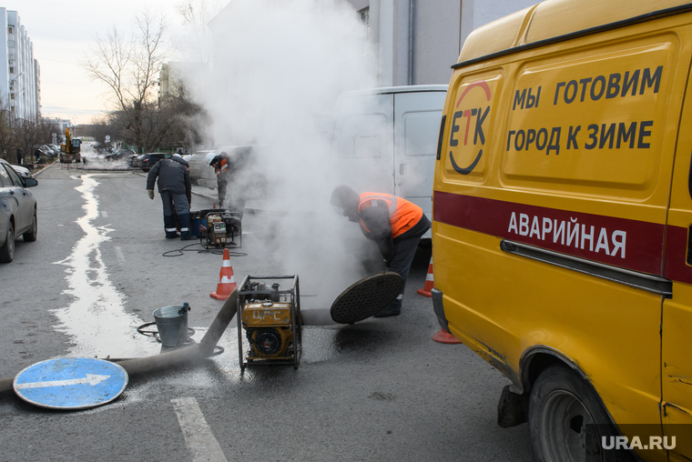 Прорыв горячей воды на улице Крылова. Екатеринбург, коммунальная авария, аварийная служба, прорыв, жкх, пар, етк, екатеринбургская теплосетевая компания, мы готовим город к зиме