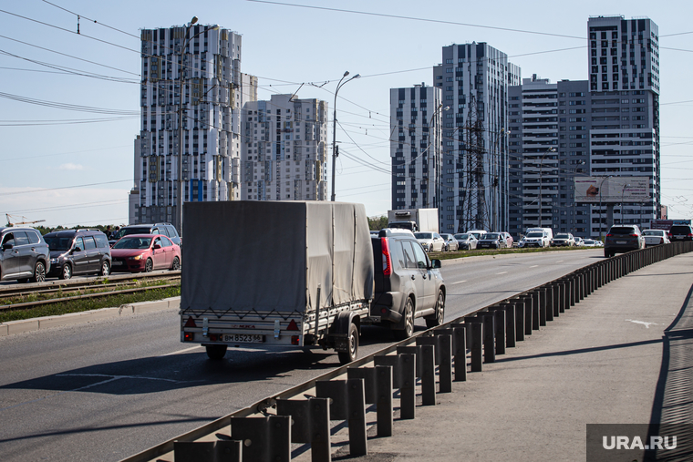 Глава Екатеринбурга в Кировском районе. Екатеринбург, транспорт, автомобильное движение, малышевский мост