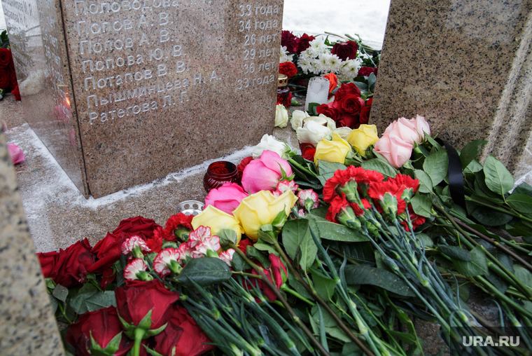 В первую очередь, Путин возложил цветы к мемориалу (тогда — стихийному) в память о жертвах пожара в клубе