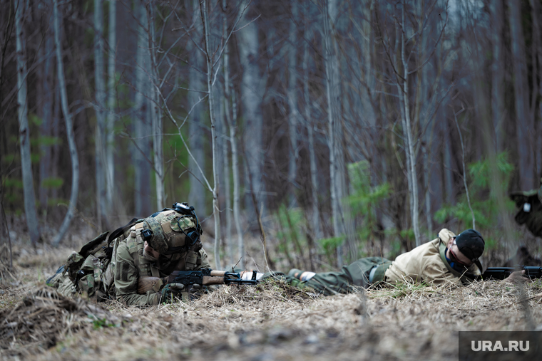 Военно-тактическая подготовка гражданского населения на полигоне. Пермь, тренировка, автомат калашникова, противостояние, военные, солдаты, лес, оружие, вооружение, война, оказание помощи, подготовка, ак, конфликт, вооруженные силы, тайга, зеленка, вооруженные люди, вооруженный человек, весна, солдат, мобилизация, сво, военный, оказание первой помощи, ак 74