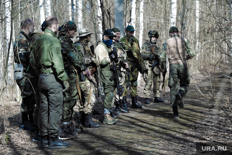 Военно-тактическая подготовка гражданского населения на полигоне. Пермь, тренировка, противостояние, боевики, военные, солдаты, инструктаж, война, подготовка, конфликт, вооруженные силы, бойцы, вооруженные люди, вооруженный человек, весна, строй, солдат, мобилизация, сво, наемники, военный, бойцы сво, боевой порядок