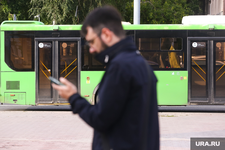 Автобусы. Тюмень, остановка, автобусная остановка, автобус, общественный транспорт, человек с телефоном, мужчина с телефоном, остановка автобусная