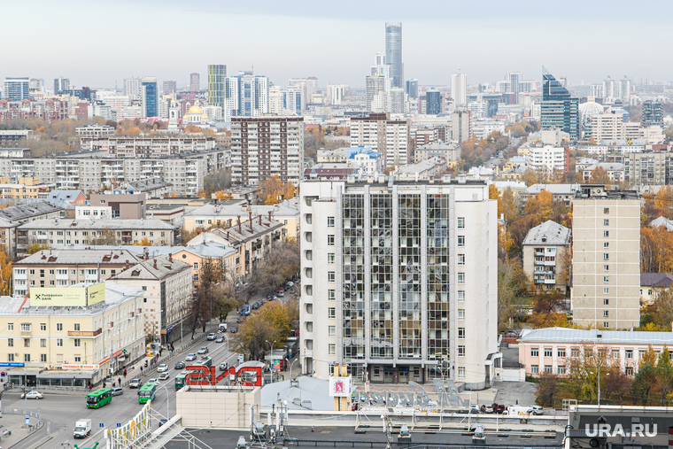 Сквер возле Южного автовокзала. Екатеринбург, улица 8марта, город екатеринбург, улица щорса86, уральское главное управление центрального банка рф