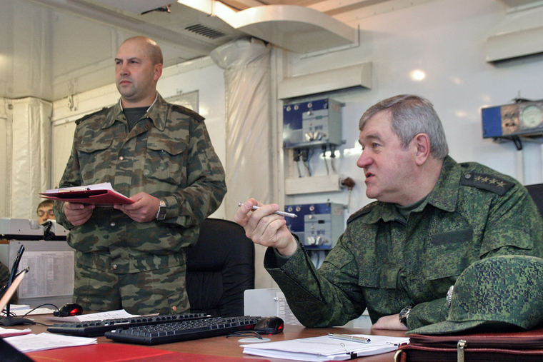 Генерал-майор Сергей Суровикин и командующий войсками Московского военного округа (МВО) генерал армии Владимир Бакин (слева направо) в передвижном командном штабе общевойскового полигона «Мулино». Фото ИТАР-ТАСС/ Николай Мошков