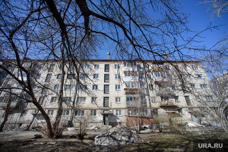 Место самоубийства бизнесмена Владимира Михеева в Университетском переулке. Екатеринбург, пятиэтажка, жилой дом