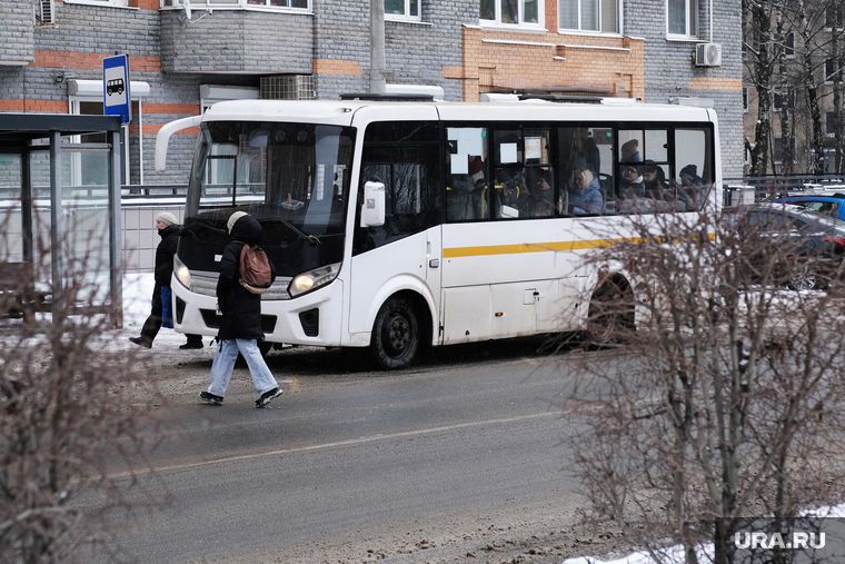 Повседневная жизнь. Москва, остановка, зима, автобус, общественный транспорт, маршрутка